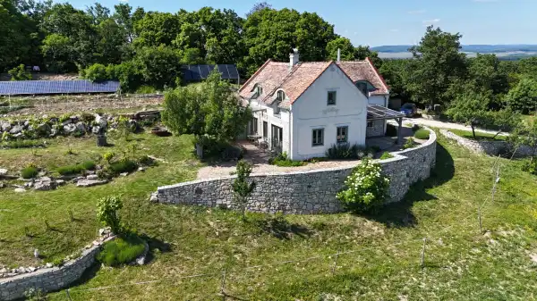 Eladó családi ház, Pécsely 2+1 szoba 113 m² 250 M Ft